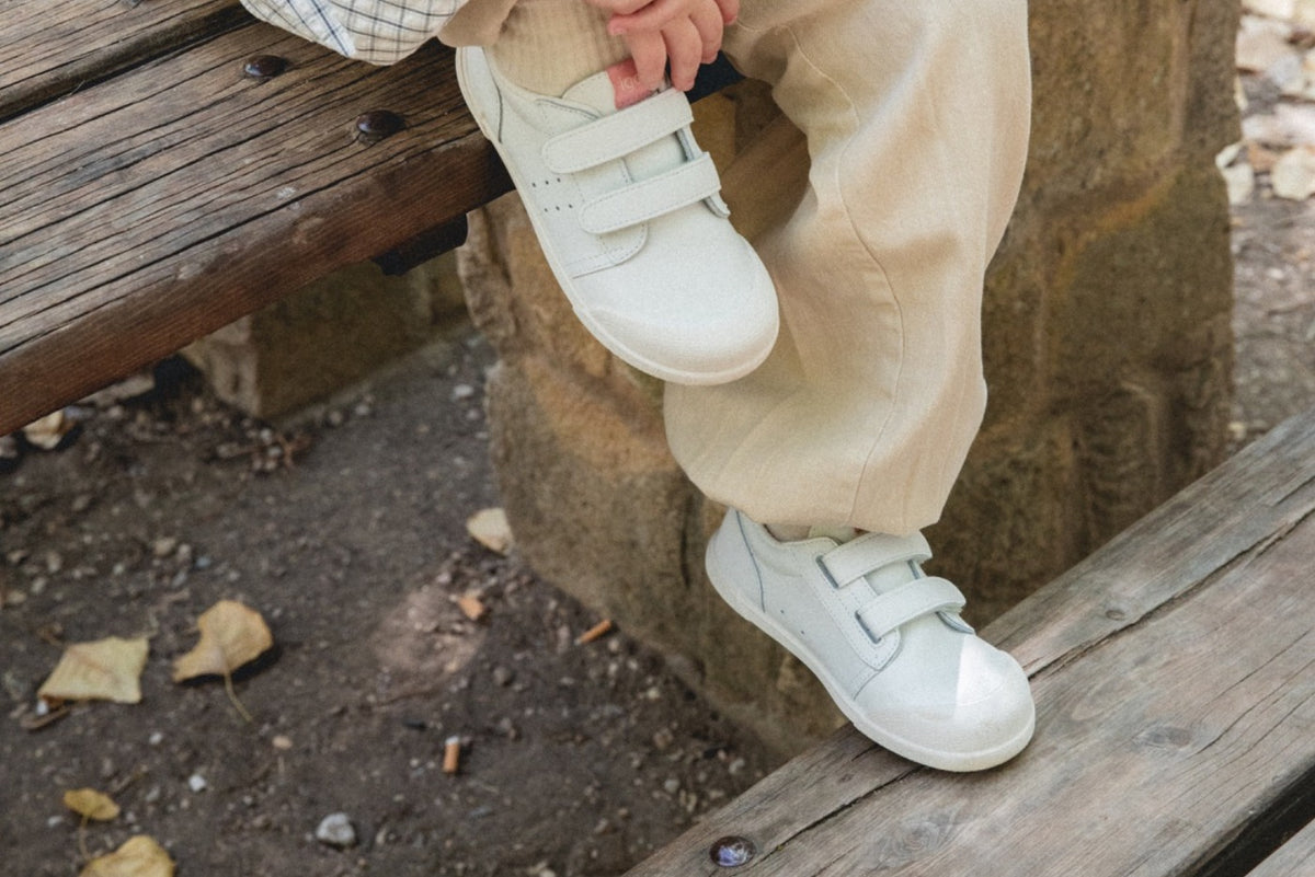 Deportivas respetuosas blancas para niños