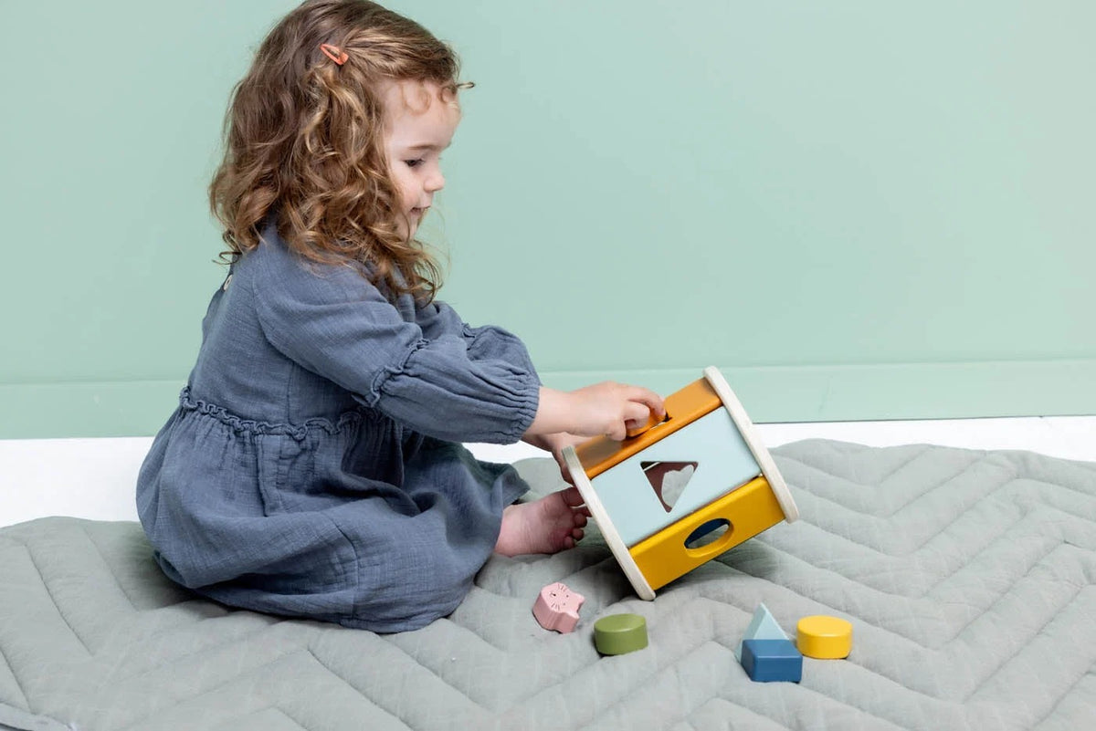 Niña jugando con juguetes de madera